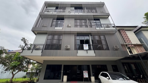 Pintu Aluminium Alphamax untuk Kost Rumah Jenius di Tangerang: Industrial Estetik, Fungsional, dan Tahan Lama