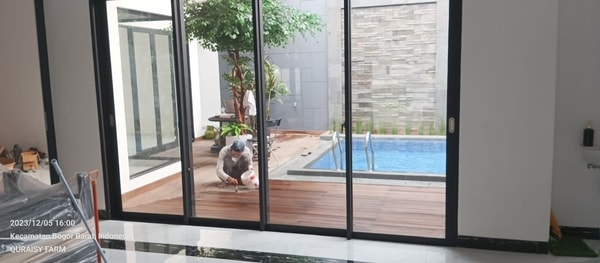 🍃 Rumah Sejuk di Bogor: Harmoni Alam & Elegan Hitam dengan Alphamax
