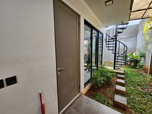 Pilihan Pintu Aluminium Full Panel untuk Rumah Modern: Kamar Tidur, Kamar Mandi, hingga Pintu Utama