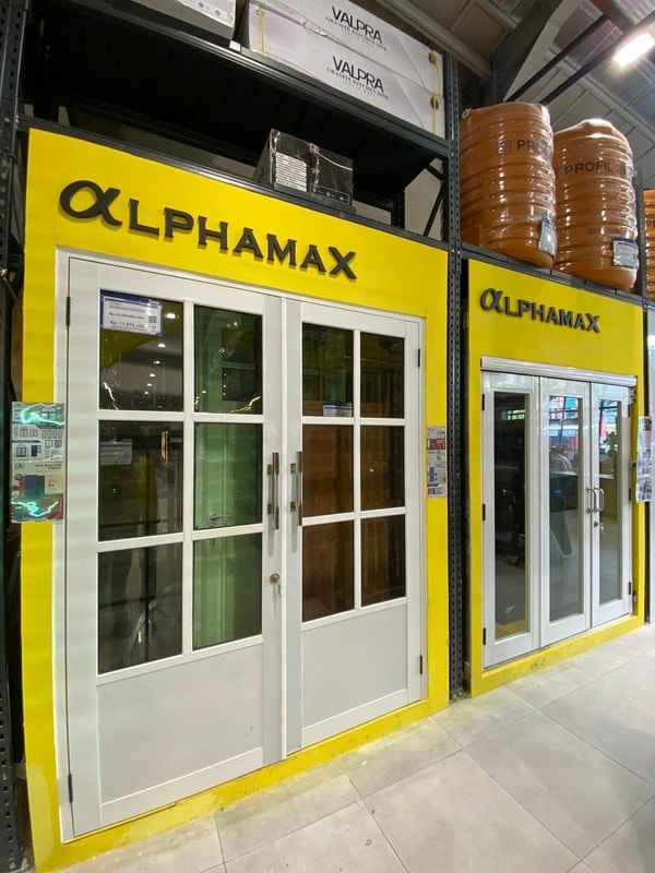 Perbedaan Kaca Panes dan Kaca Bevel pada Pintu & Jendela Aluminium Alphamax