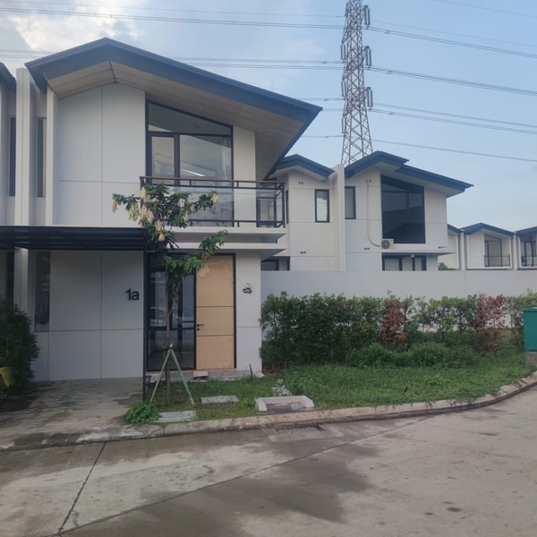 Rumah Dijual Take Over Cluster Uptown hook / Pojok / Corner Lippo Cikarang Type 1