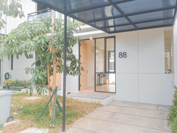 Sewa Rumah Uptown Lippo Cikarang 2 lantai 2 kamar Tidur Rapi Siap Huni Murah Bisa Non Furnish
