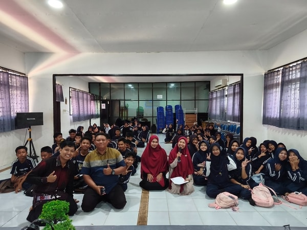 SMPN 4 Tarakan Jadi Tujuan! Almarhamah Go To School Ajak Siswa Jadi Generasi Peduli