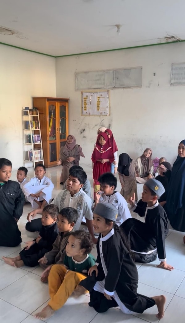 Kelas Penuh Tawa! Melangkah Mengajar Latih Public Speaking Santri