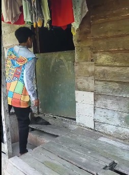 menyalurkan nasi berkah ke rumah rumah
