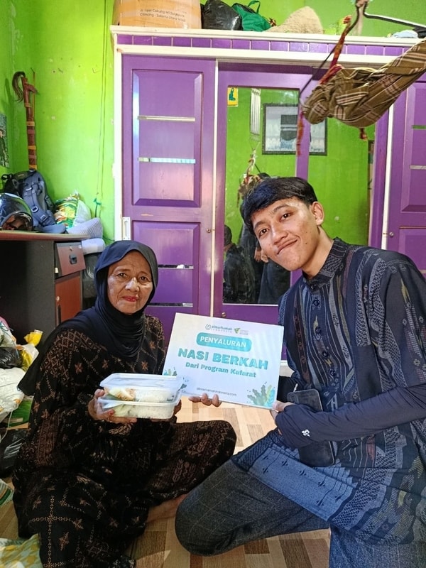 Almarhamah Kembali Salurkan Amanah! Ratusan Nasi Berkah Sasar Lansia dan Santri