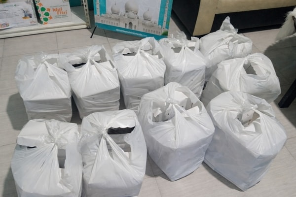 Aksi Nyata Kepedulian!  CV Mutia Anugrah Cargo Berbagi 100 Nasi untuk Lansia Dhuafa Almarhamah