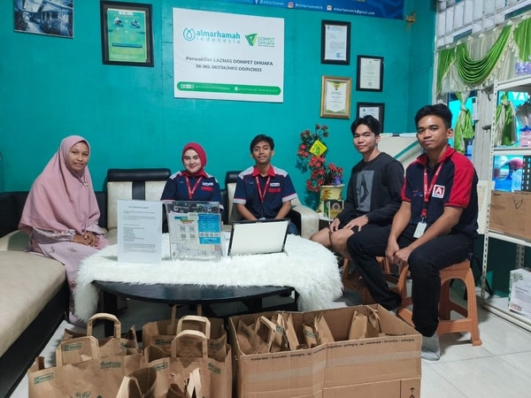 Penuh Makna! Parcel Lebaran Alfamidi untuk Lansia Almarhamah