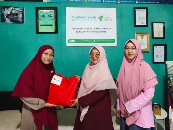 Penuh Kepedulian! PWNA Salurkan Kado Lebaran di Almarhamah