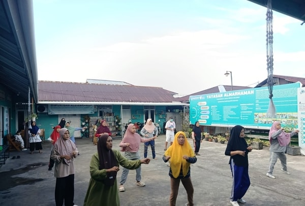 Usia Hanya Angka! Lansia Almarhamah Semangat Senam Sehat