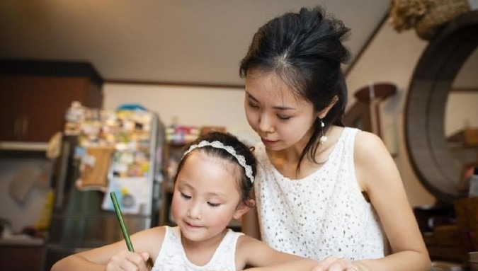 Begini Cara Mendampingi Anak Mengerjakan PR dengan Baik