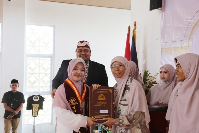 Tiga Tahun Menempa Generasi Qur'ani: Kisah Perjuangan Santriwati Khairukum Hingga Wisuda 30 Juz