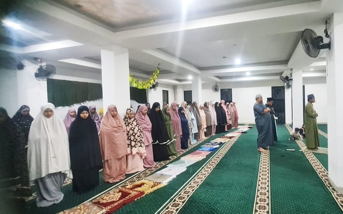 Tarawih Perdana Ramadhan 1447 H, Santriwati Khairukum Menguatkan Kebaikan