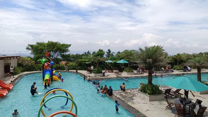 Kolam renang menjadi salah satu wahana favorit pengunjung Teras Padi (Foto: Ahmad Zaenal/PanturaPost.com)