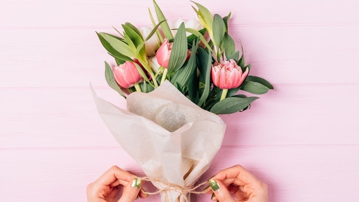Hadiahkan Bunga Sebagai Kejutan Romantis Untuk Pasangan