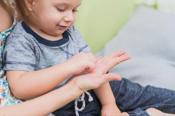7 Mitos Perawatan Kulit Anak Sensitif yang Justru Bikin Makin Parah