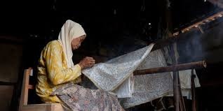 Kisah Pengrajin Batik: Merekam Tradisi dan Keterampilan Lokal