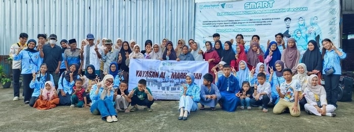 Keren! Mahasiswa FEB UBT Hadirkan Kejutan Lintas Generasi, Gelang & Tawa Warnai Almarhamah