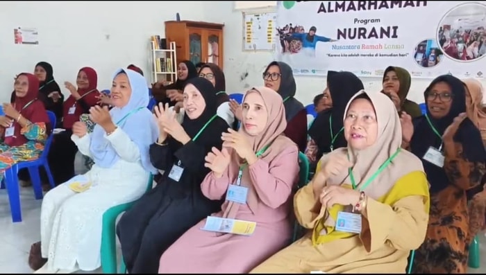 Tawa dan Keceriaan Warnai Permainan “Bola Kardus” di Sekolah Lansia NURANI