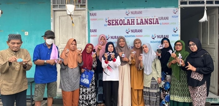 Kreasi Gantungan Kunci Warnai Kebersamaan Lansia Almarhamah