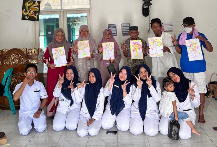 Bersama Mahasiswa Ners, Lansia Almarhamah Menulis Harapan