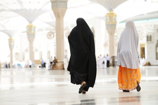 Hukum Umroh Bagi Wanita Tanpa Suami