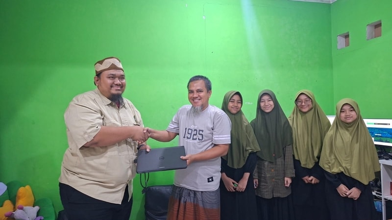 Di Balik Satu Laptop, Ada Mimpi Besar Para Santri