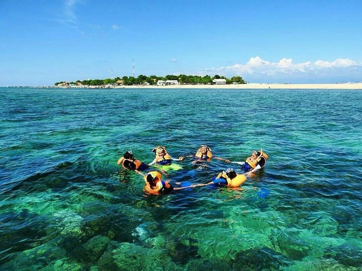 Wisatawan berenang ria