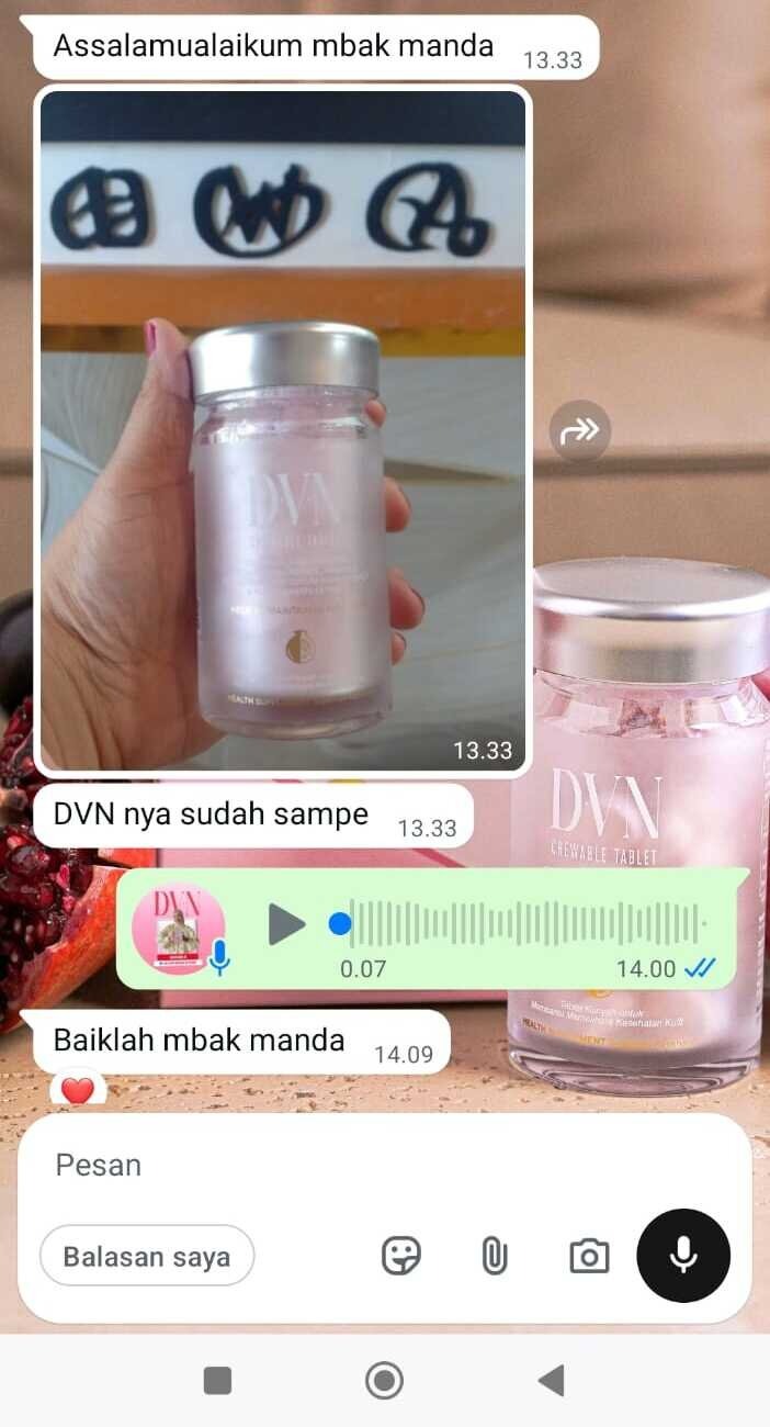 Pelanggan memegang produk D.V.N yang baru sampai
