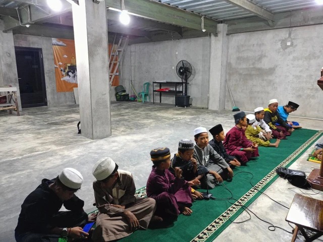 Belajar mengaji anak-anak