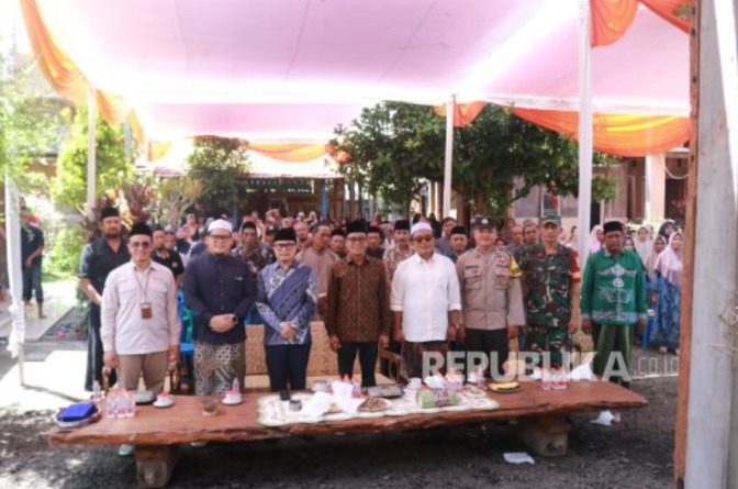 Anggota Badan Pelaksana BPKH Indra Gunawan memberikan program kemaslahatan kepada ribuan fakir, miskin, dan dhuafa serta mustahik di lingkungan pesantren sekitar Probolinggo Sabtu (12/4/2025) melibatkan Para Kyai, Sesepuh, Guru dan Tokoh Masyarakat Probolinggo. - (bpkh)