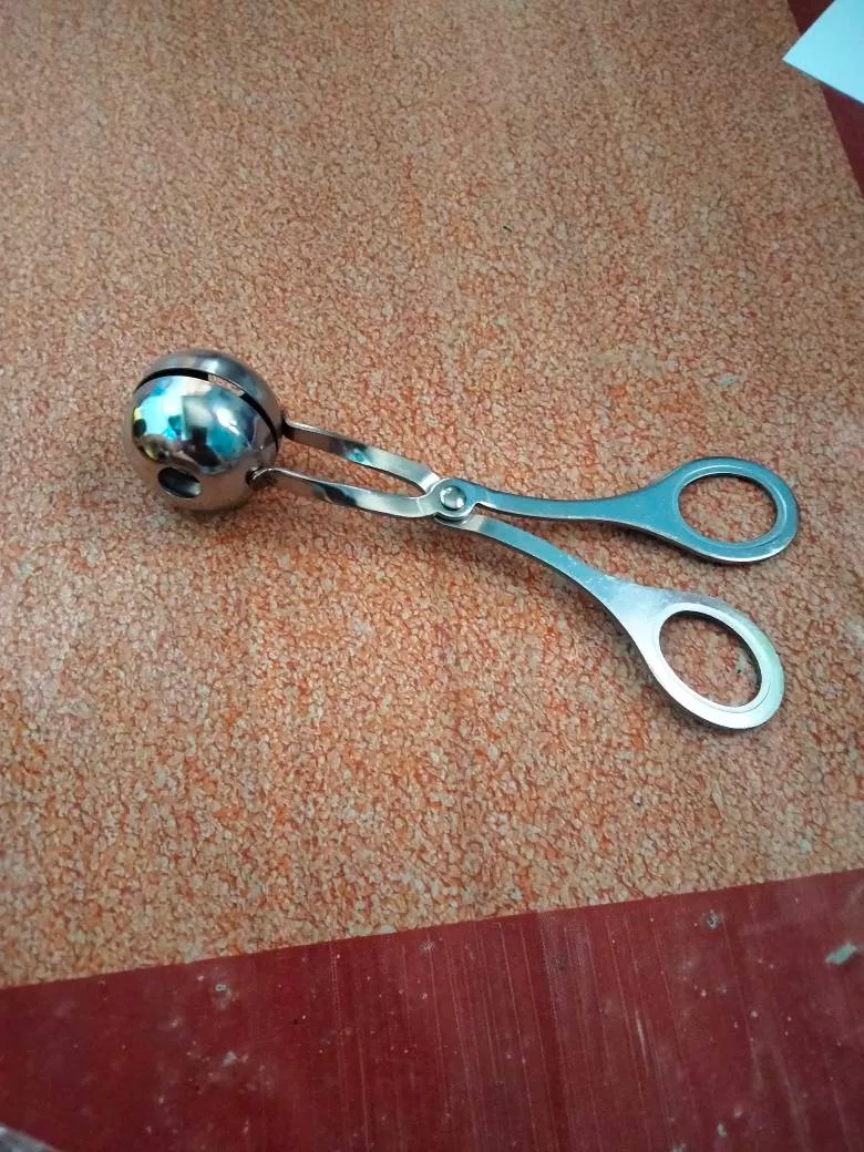 Cetakan bakso ini adalah penyelamat buat saya yang punya usaha kuliner. Bakso selalu seragam bentuknya