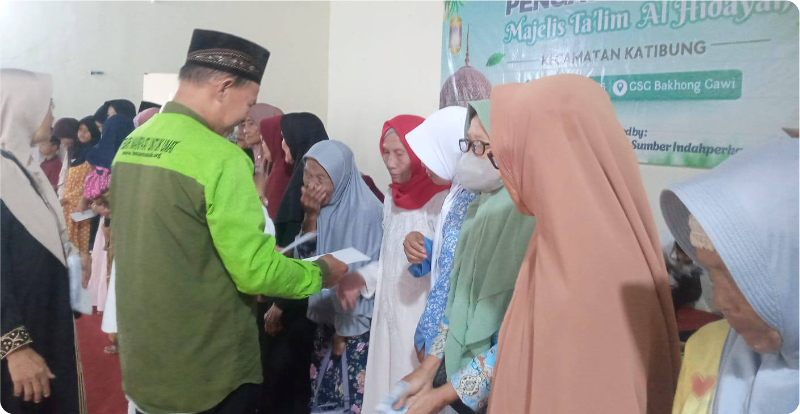 Foto : Pemberian santunan kepada dhuafa oleh petugas BMA