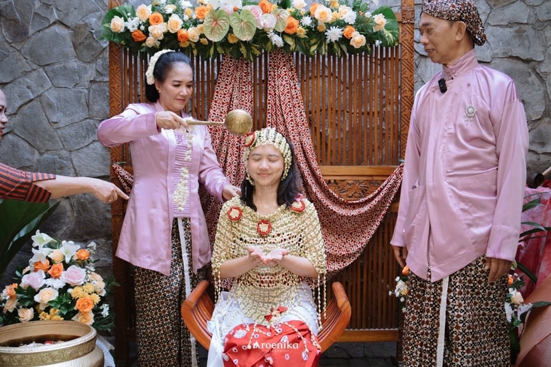 Makna & Prosesi Siraman Adat Jawa: Tradisi Penuh Haru Jelang Hari Bahagia