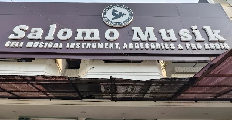Showroom dan interior toko alat musik Salomo Musik