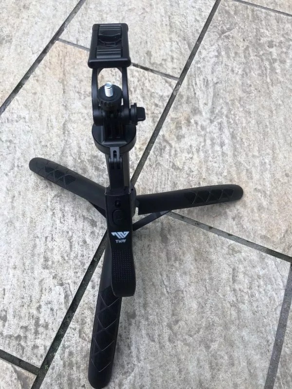 Tongsisnya sesuai dengan deskripsi ada remotnya dan bisa jadi tripod, pemakaiannya juga mudah..puas banget pokonya👍