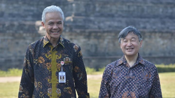 Kaisar Naruhito dengan Kain Batik Tumaruntum kombinasi Wahyu Tumurun