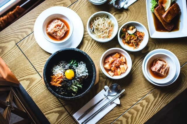 Resep Kimbap dan Bibimbap: Makanan Korea Penuh Sayuran yang Disukai Anak-Anak