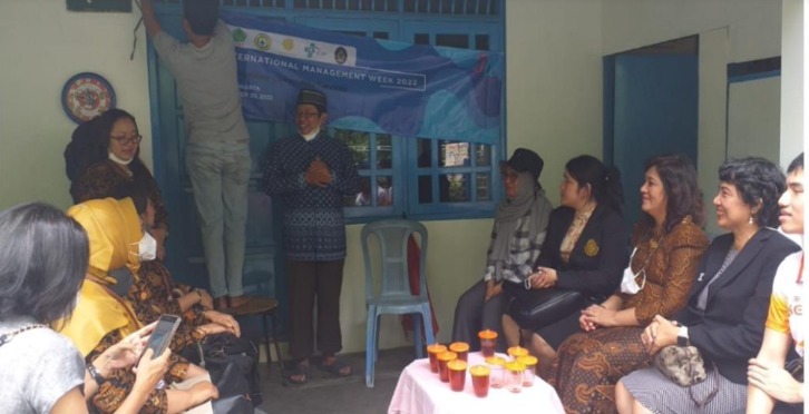 International Management Week 2022 FE UST serahkan 1.200 bibit sayur di RSUP Dr Sarjito.