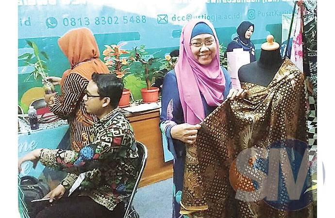 Mahasiswa Mahir Memola Batik Tulis Prodo