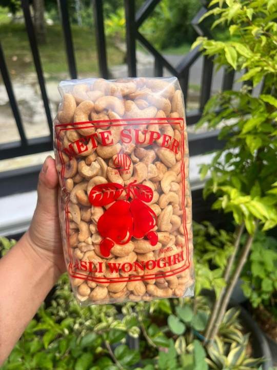 Menikmati kacang mete bersama keluarga