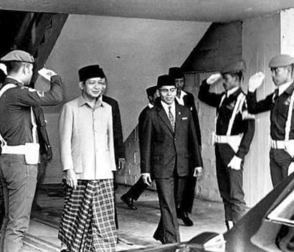 Momen Paspampres Hormat ke Presiden Soeharto yang Pakai Sarung, sumber https://www.riau24.com/
