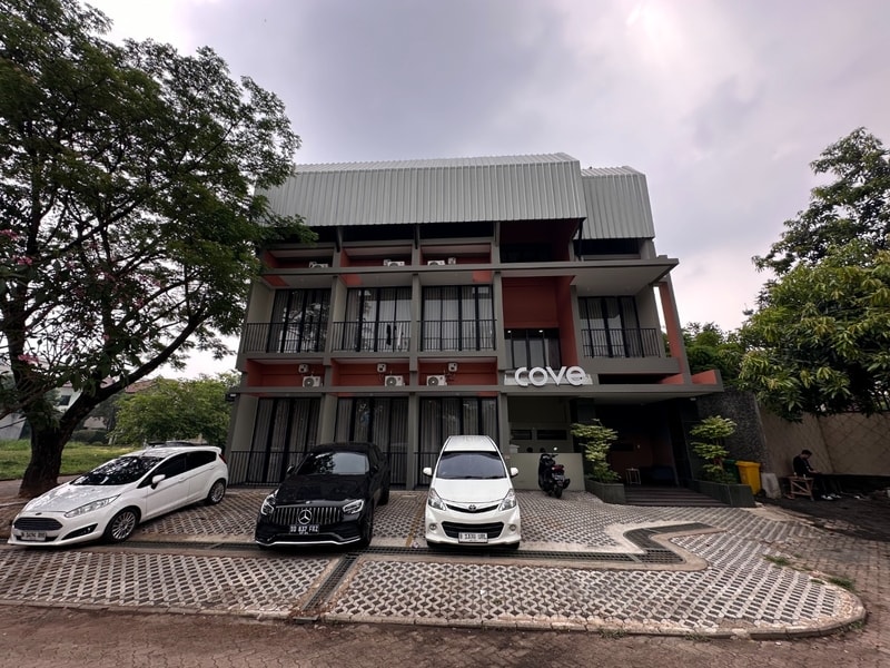 Rahasia di Balik Tampilan Mewah Kost Cove Equatoria Karawaci: Ternyata Gunakan Pintu Sliding Aluminium Alphamax!