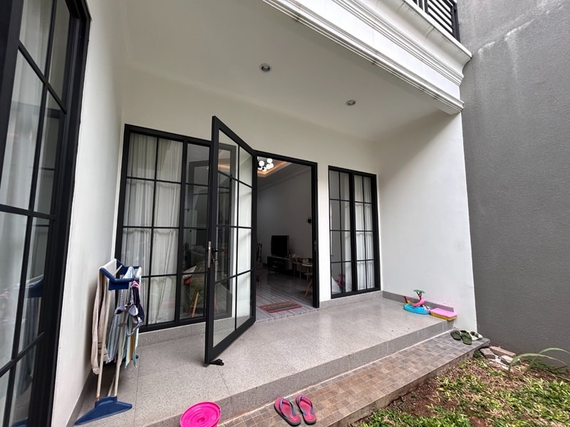 Rumah Tinggal di Duren Sawit: Harmonis, Awet, dan Elegan dengan Pintu & Jendela Aluminium Alphamax