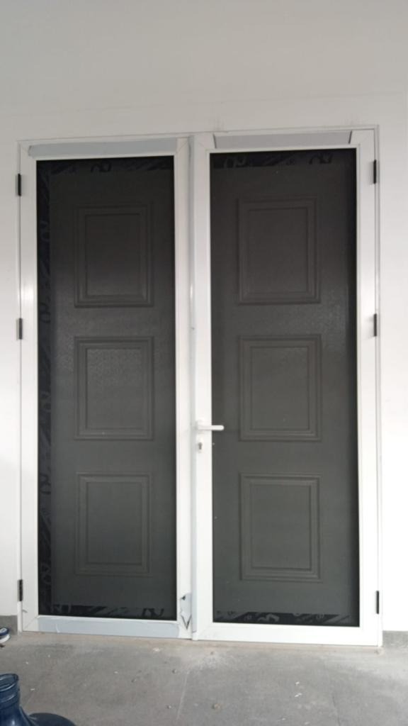 Pintu Double Simetris (Kupu-Kupu) vs Asimetris (Mom n Son): Mana yang Tepat untuk Rumah Anda?