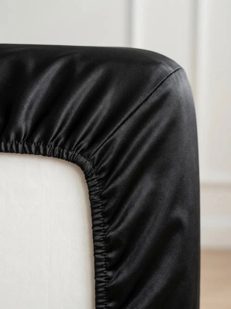 Detail tekstur satin dan getah keliling fitted sheet