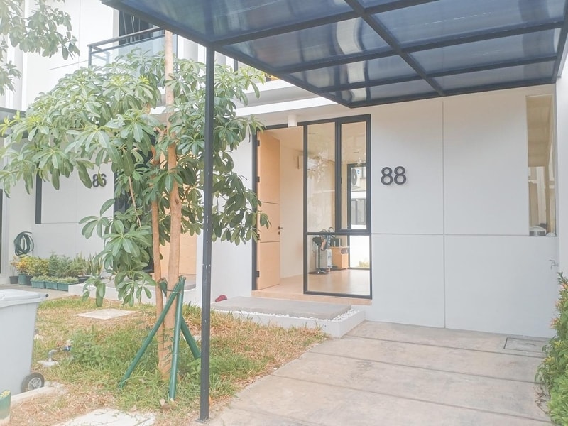 Sewa Rumah Uptown Lippo Cikarang 2 lantai 2 kamar Tidur Rapi Siap Huni Murah Bisa Non Furnish