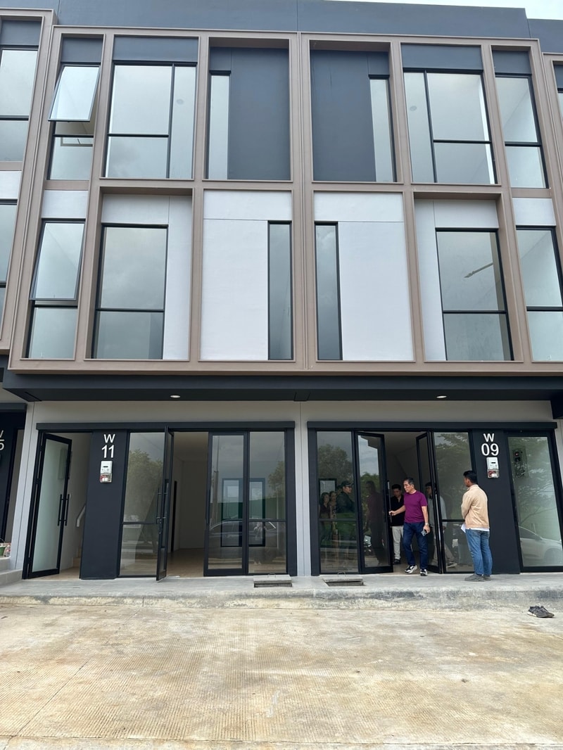 Tampak Depan Sewa Ruko Gandeng Cikarang di Lippo Cikarang Hive Mataram Baru Murah Rapi Siap Pakai | Exera