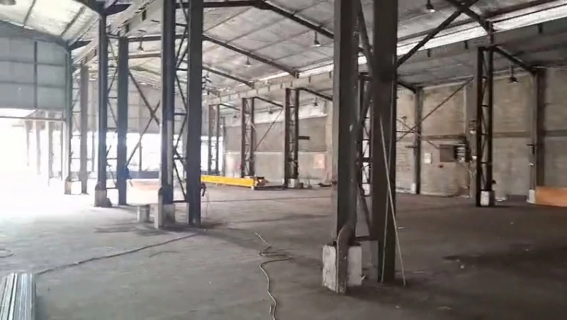 Halaman Parkir Gudang Luas