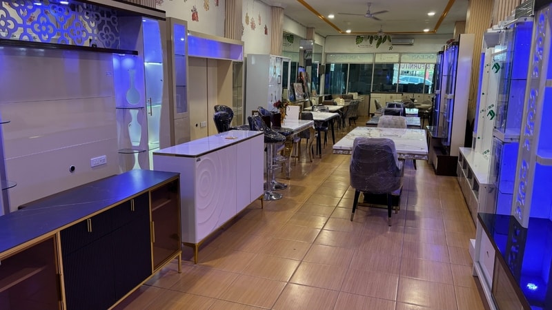 toko furniture di Palembang - display meja makan di Vermont Office & Home Living Palembang
